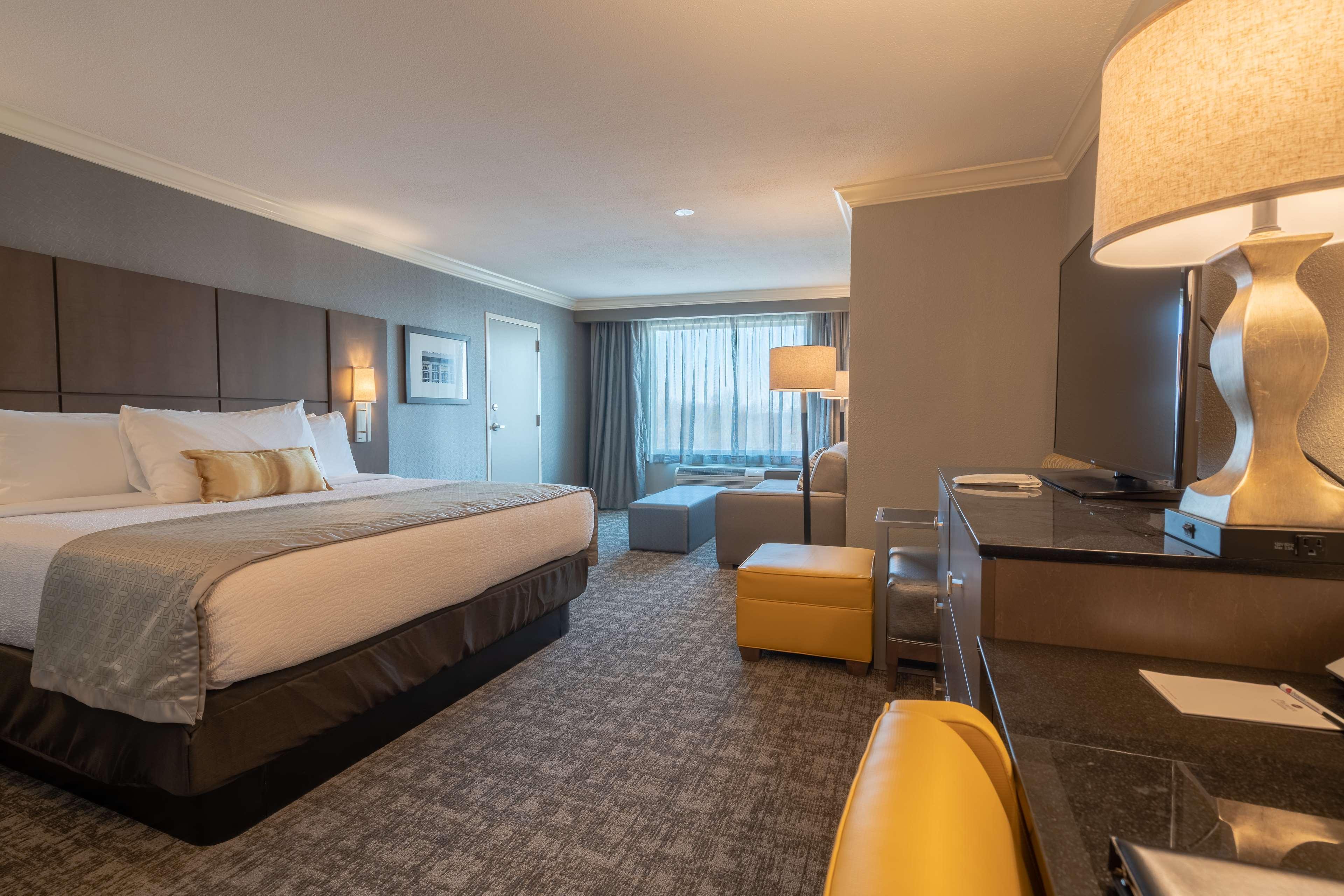 Western Premier Airport/expo Center 4*