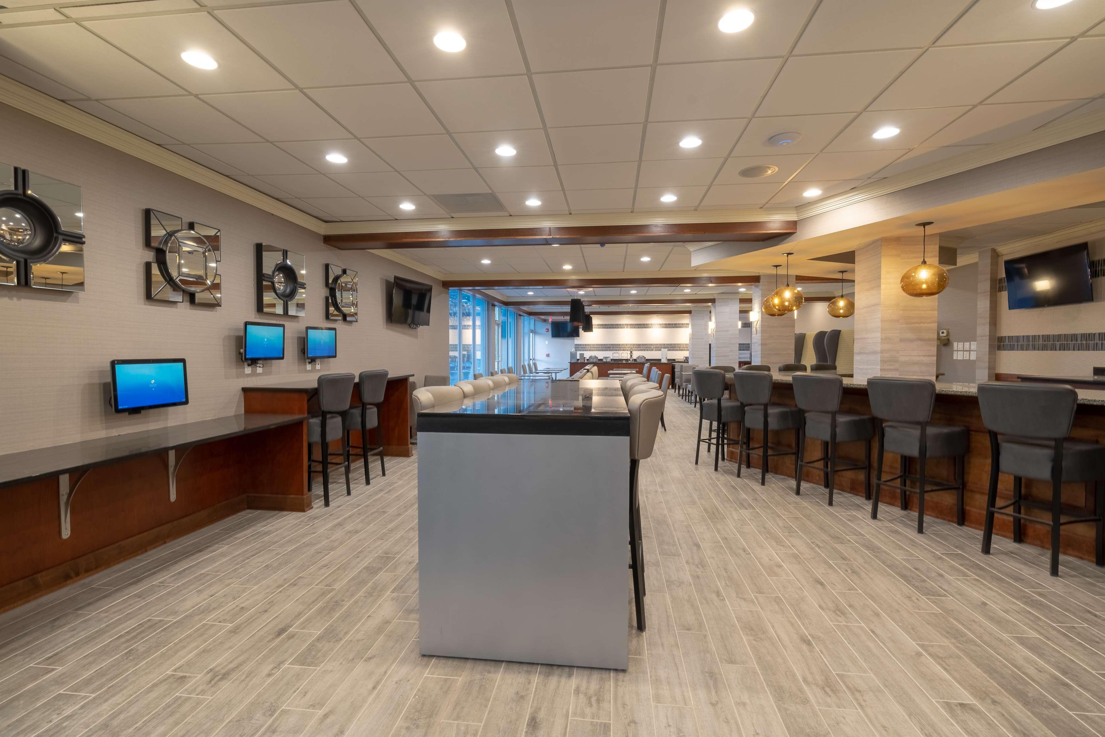 Western Premier Airport/expo Center Hotel 4*