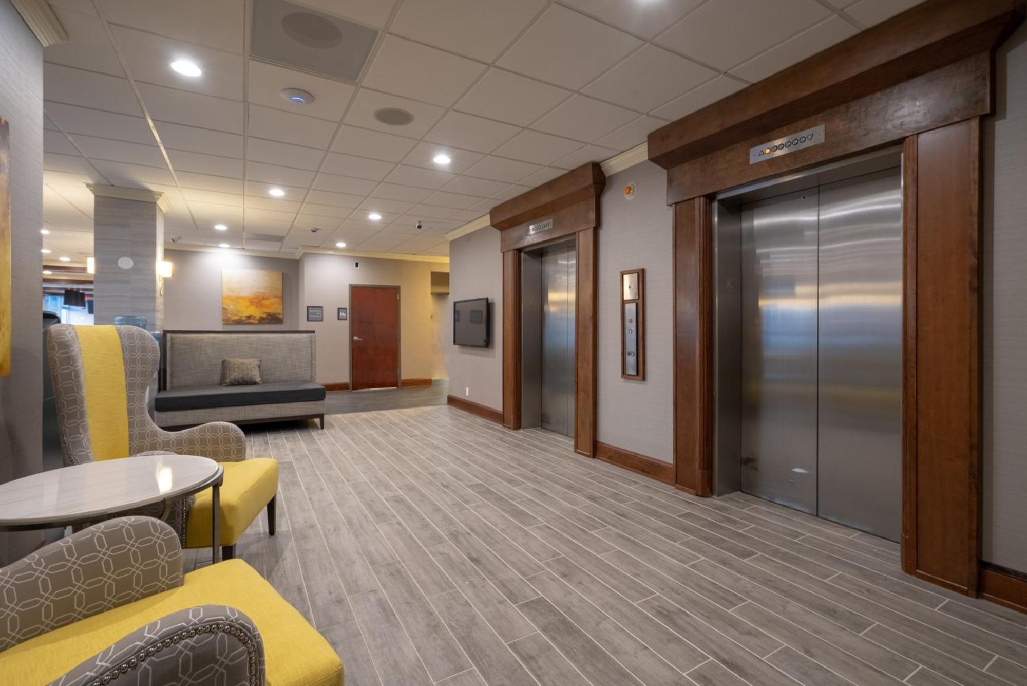 Western Premier Airport/expo Center 4*