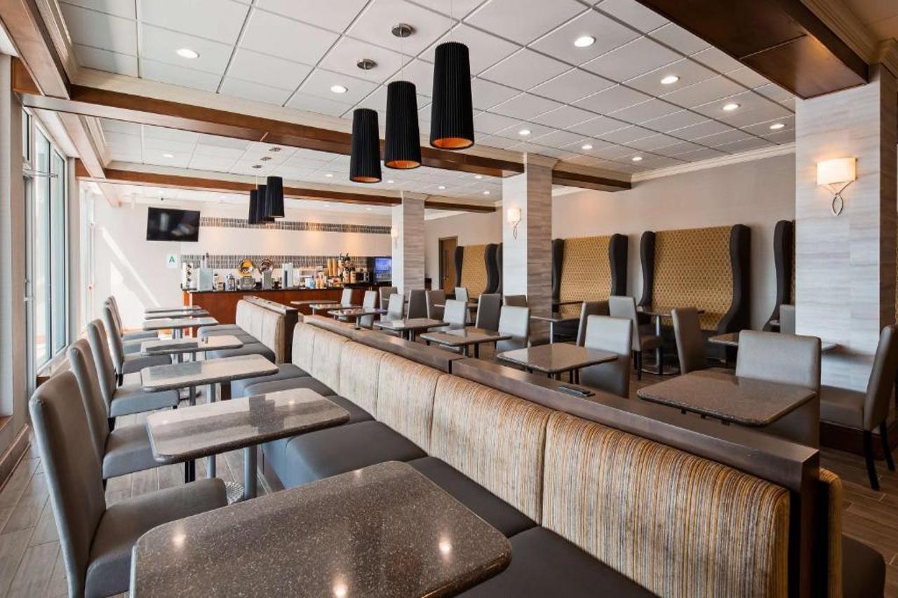 Hotel Western Premier Airport/expo Center 4*
